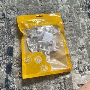 baby proofing. safety kit. 20 pieces. sockets proofing.